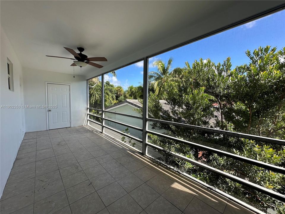 For Rent: $2,195 (2 beds, 1 baths, 925 Square Feet)