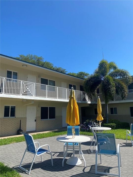 For Rent: $2,195 (2 beds, 1 baths, 925 Square Feet)