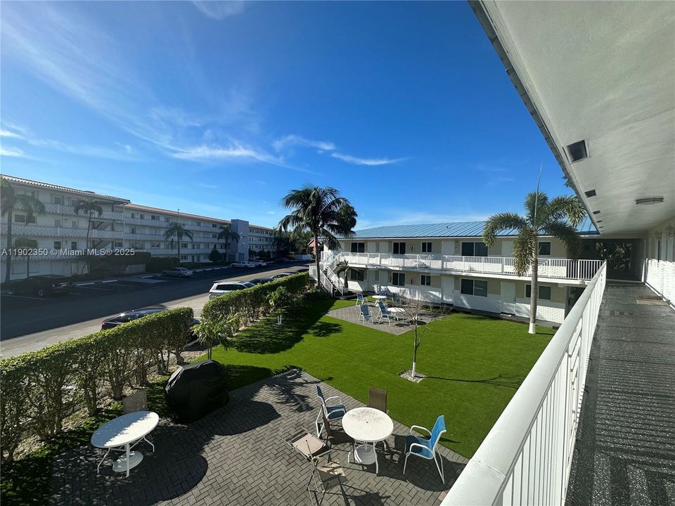 For Rent: $2,195 (2 beds, 1 baths, 925 Square Feet)