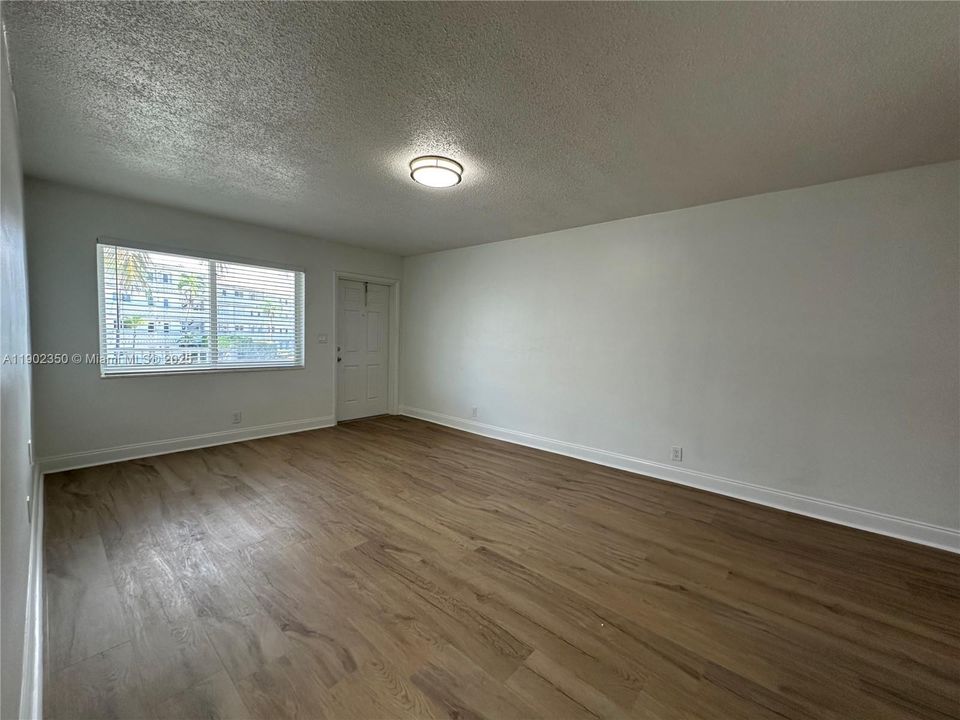 For Rent: $2,195 (2 beds, 1 baths, 925 Square Feet)