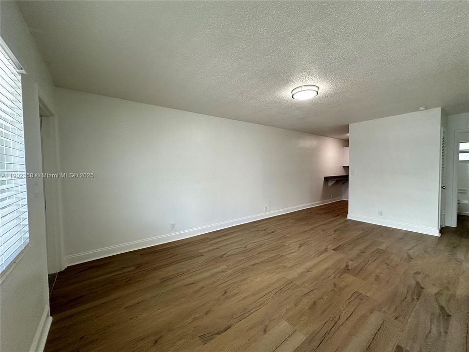 For Rent: $2,195 (2 beds, 1 baths, 925 Square Feet)