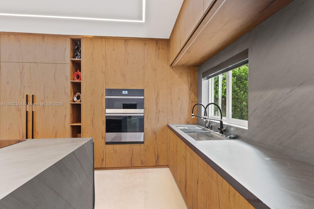 合同活跃: $9,200 (5 贝兹, 4 浴室, 2965 平方英尺)