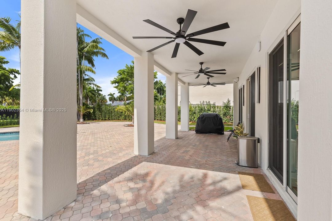 合同活跃: $9,200 (5 贝兹, 4 浴室, 2965 平方英尺)