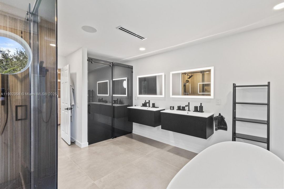 合同活跃: $9,200 (5 贝兹, 4 浴室, 2965 平方英尺)