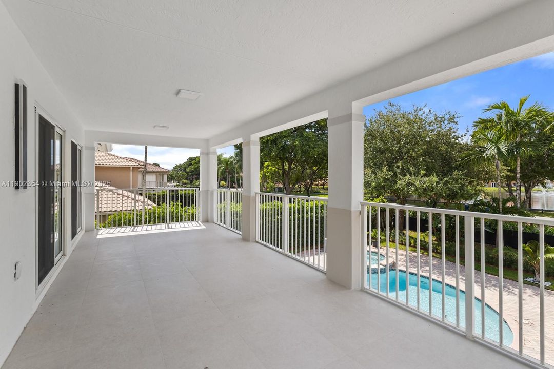 合同活跃: $9,200 (5 贝兹, 4 浴室, 2965 平方英尺)