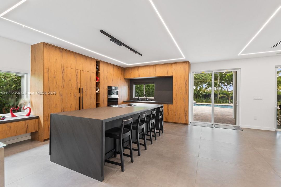 合同活跃: $9,200 (5 贝兹, 4 浴室, 2965 平方英尺)