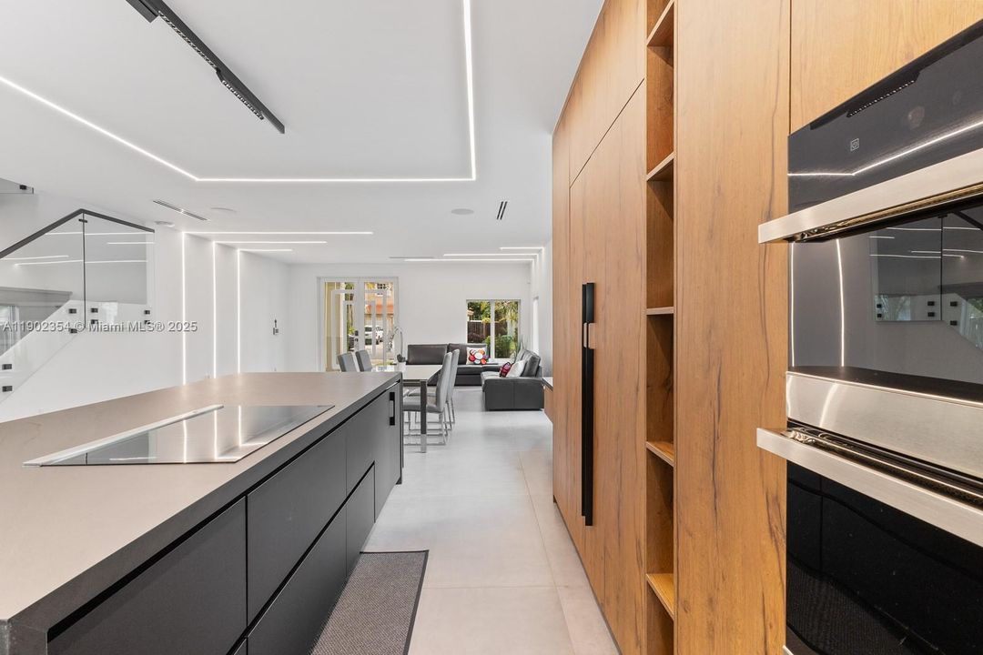 合同活跃: $9,200 (5 贝兹, 4 浴室, 2965 平方英尺)