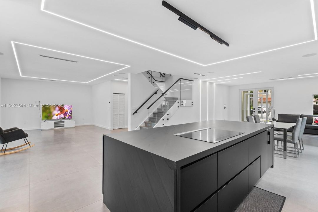 合同活跃: $9,200 (5 贝兹, 4 浴室, 2965 平方英尺)