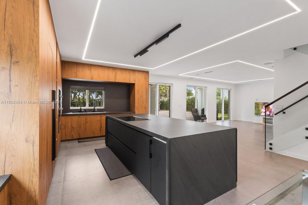 合同活跃: $9,200 (5 贝兹, 4 浴室, 2965 平方英尺)