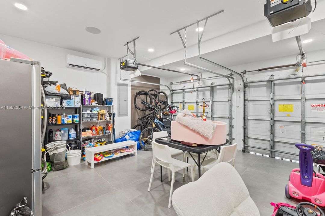 合同活跃: $9,200 (5 贝兹, 4 浴室, 2965 平方英尺)