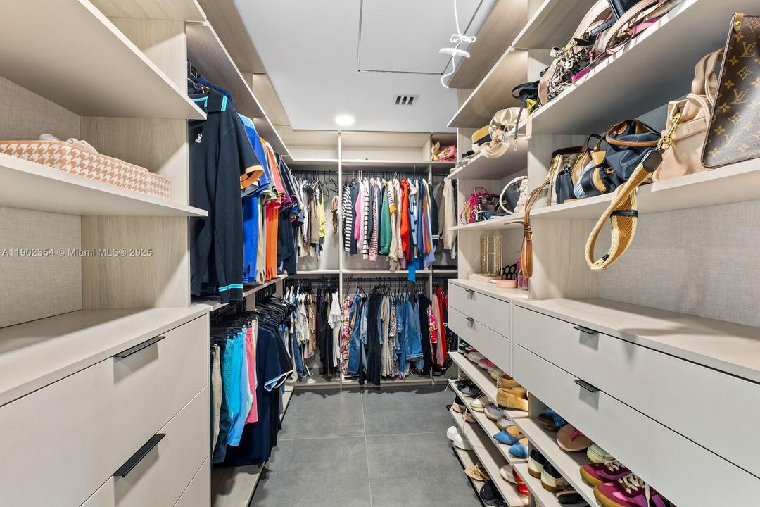 合同活跃: $9,200 (5 贝兹, 4 浴室, 2965 平方英尺)