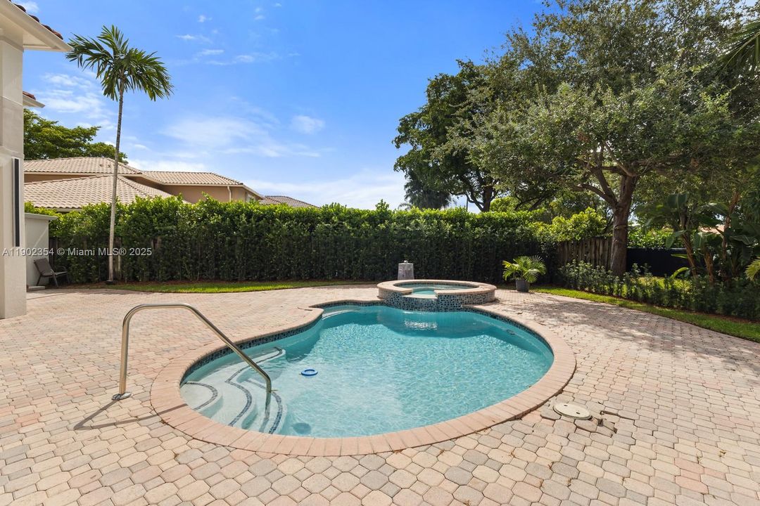 合同活跃: $9,200 (5 贝兹, 4 浴室, 2965 平方英尺)