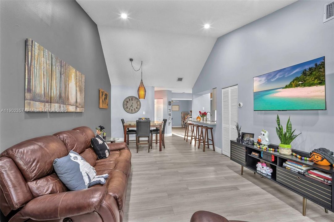 For Sale: $305,000 (2 beds, 2 baths, 1224 Square Feet)