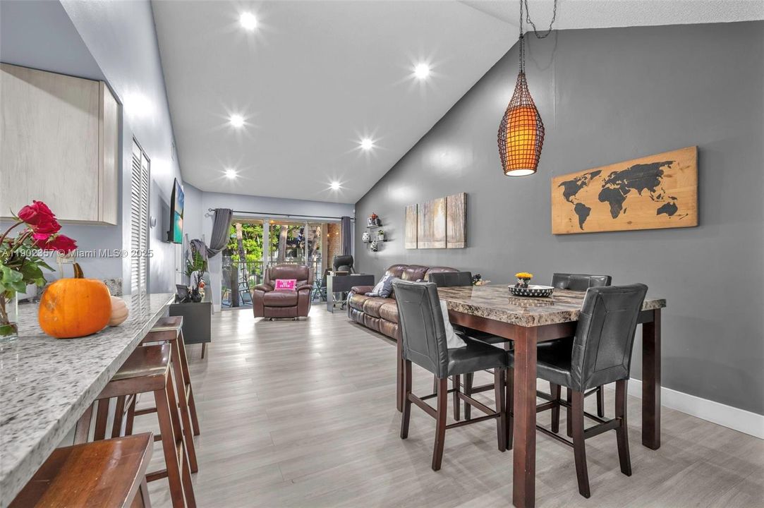 For Sale: $305,000 (2 beds, 2 baths, 1224 Square Feet)