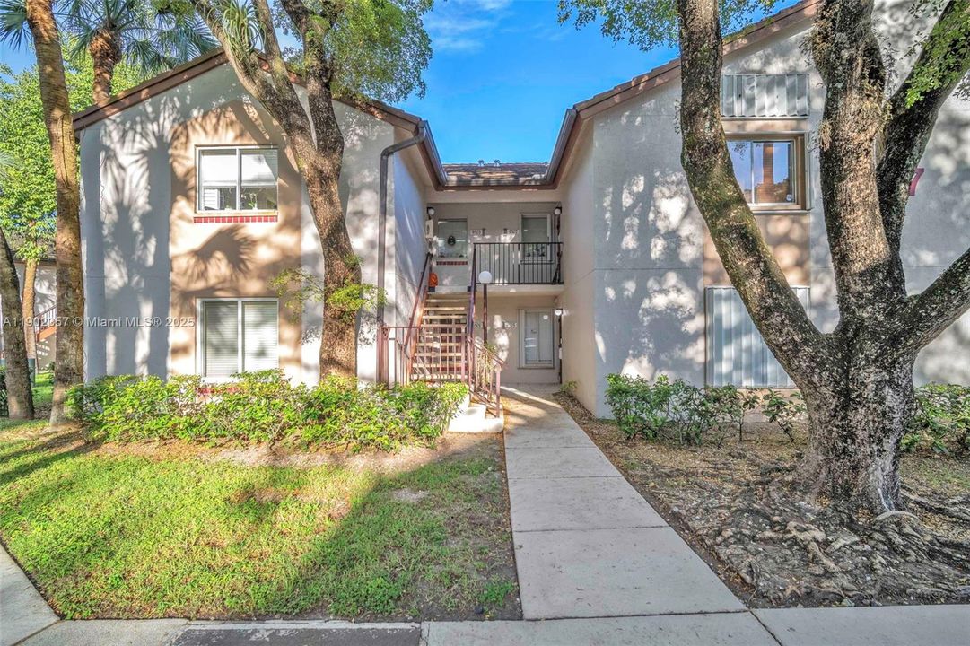 For Sale: $305,000 (2 beds, 2 baths, 1224 Square Feet)