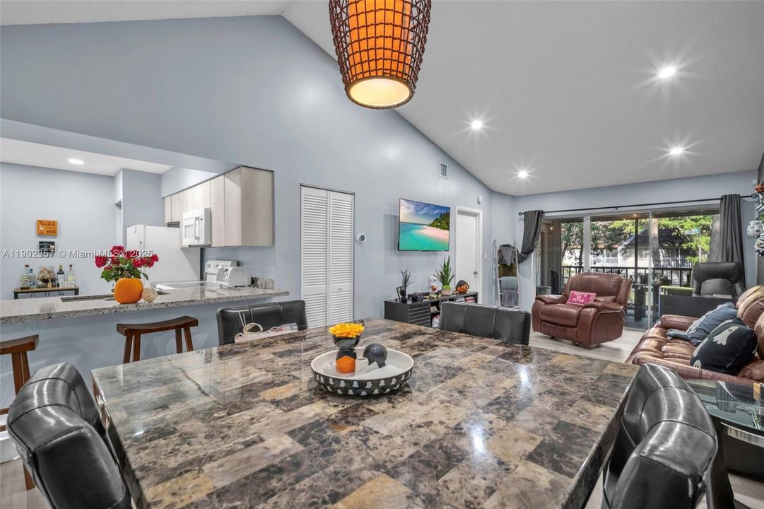 For Sale: $305,000 (2 beds, 2 baths, 1224 Square Feet)