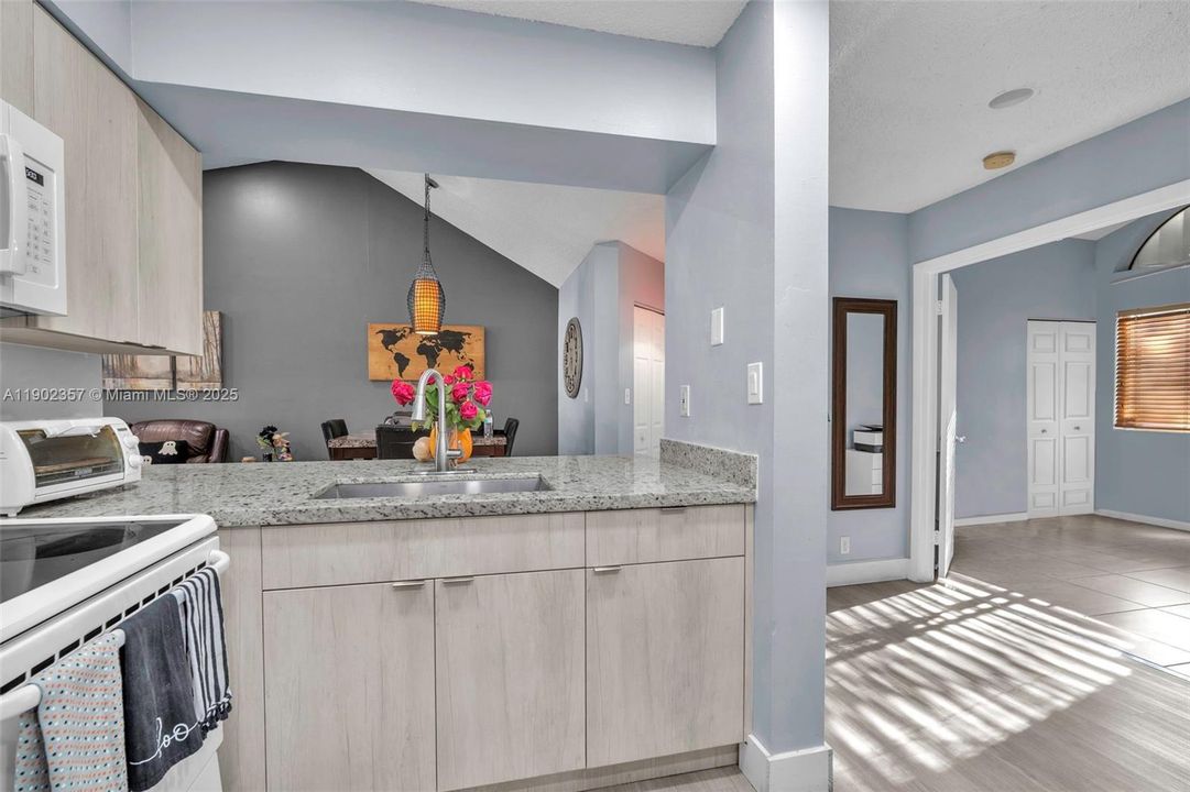 For Sale: $305,000 (2 beds, 2 baths, 1224 Square Feet)