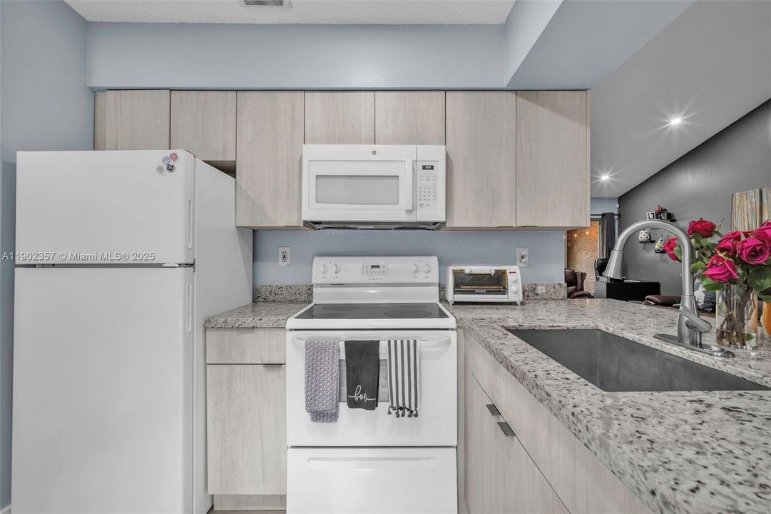 For Sale: $305,000 (2 beds, 2 baths, 1224 Square Feet)