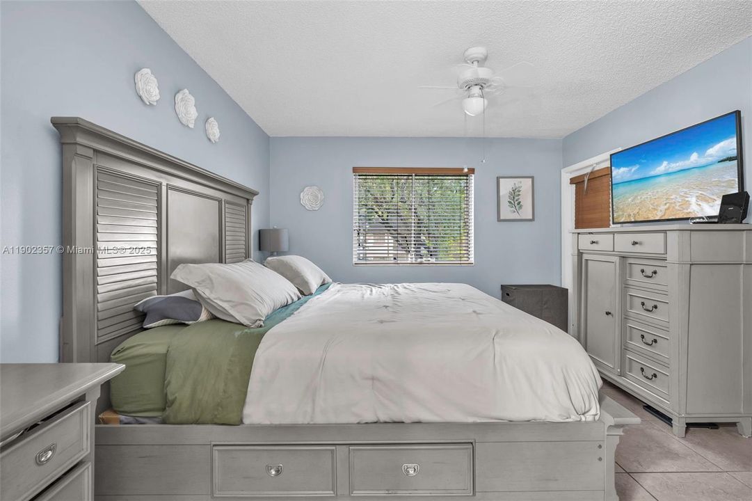 For Sale: $305,000 (2 beds, 2 baths, 1224 Square Feet)