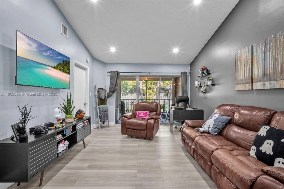 For Sale: $305,000 (2 beds, 2 baths, 1224 Square Feet)