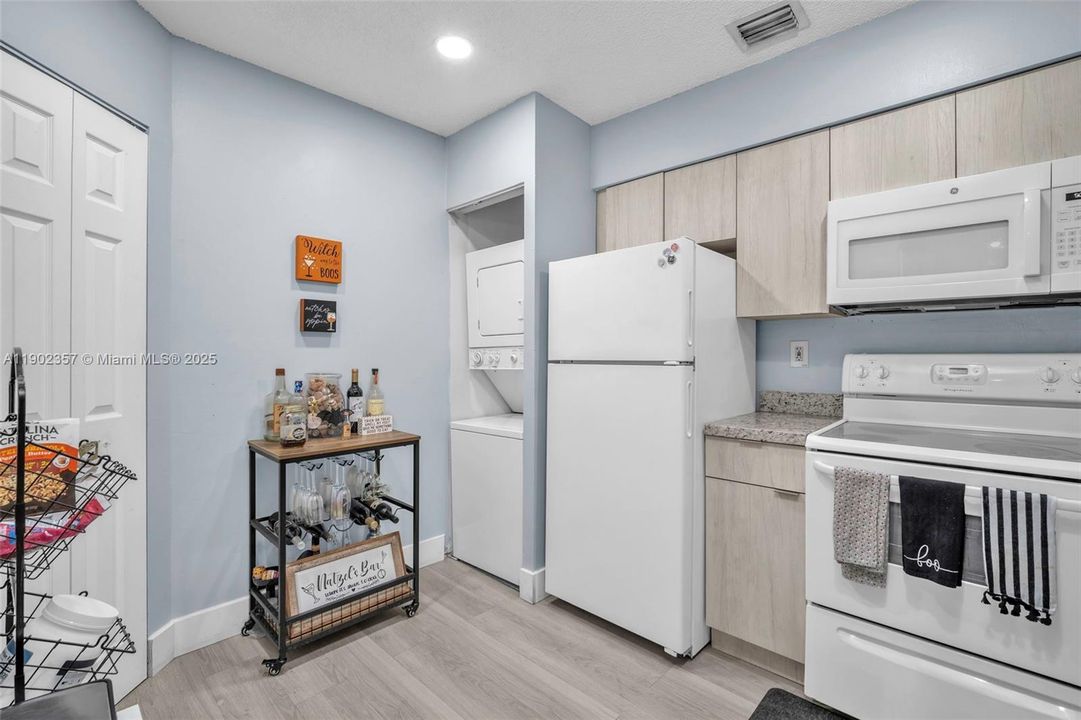 For Sale: $305,000 (2 beds, 2 baths, 1224 Square Feet)