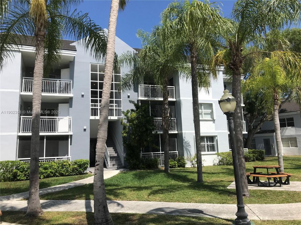 For Rent: $2,000 (2 beds, 2 baths, 1113 Square Feet)