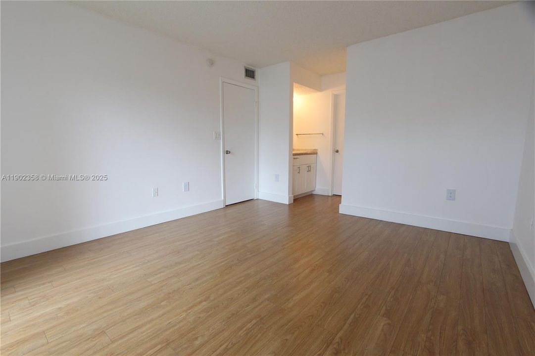For Rent: $2,000 (2 beds, 2 baths, 1113 Square Feet)