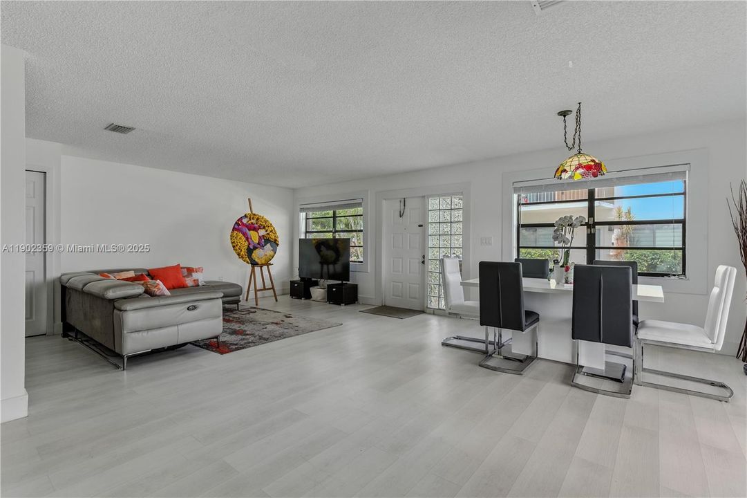 Под контрактом: $2,650 (2 спален, 2 ванн, 1250 Квадратных фут)