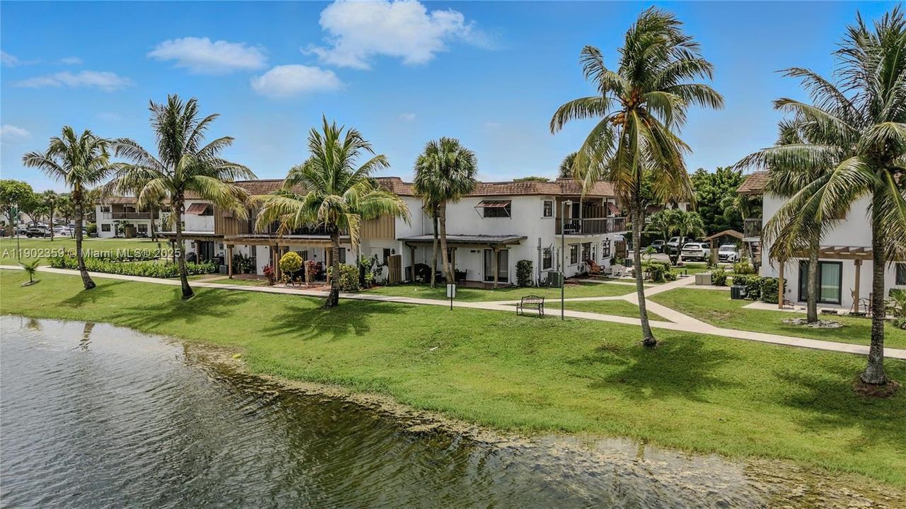 Под контрактом: $2,650 (2 спален, 2 ванн, 1250 Квадратных фут)