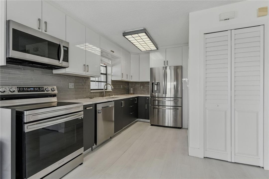 Под контрактом: $2,650 (2 спален, 2 ванн, 1250 Квадратных фут)