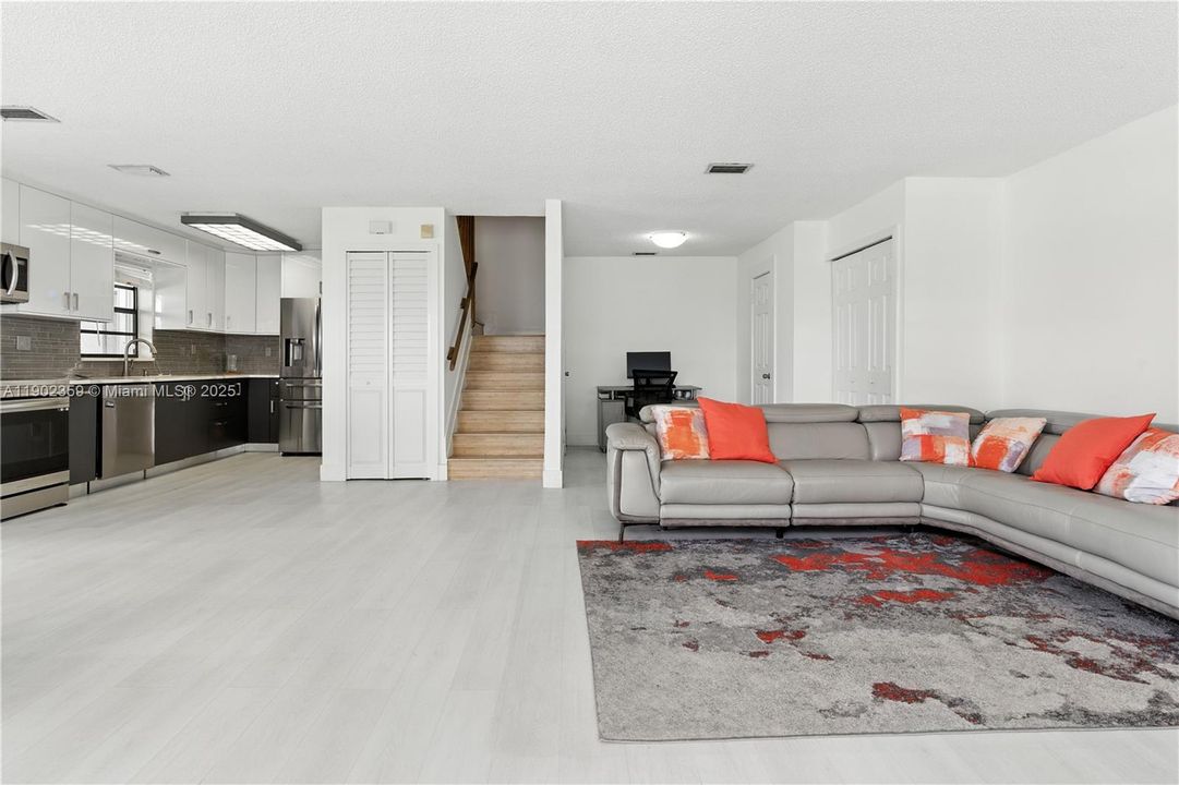 Под контрактом: $2,650 (2 спален, 2 ванн, 1250 Квадратных фут)