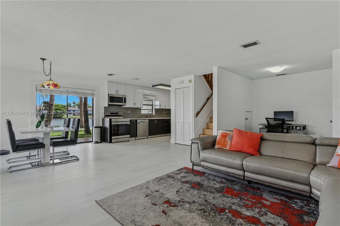 Под контрактом: $2,650 (2 спален, 2 ванн, 1250 Квадратных фут)