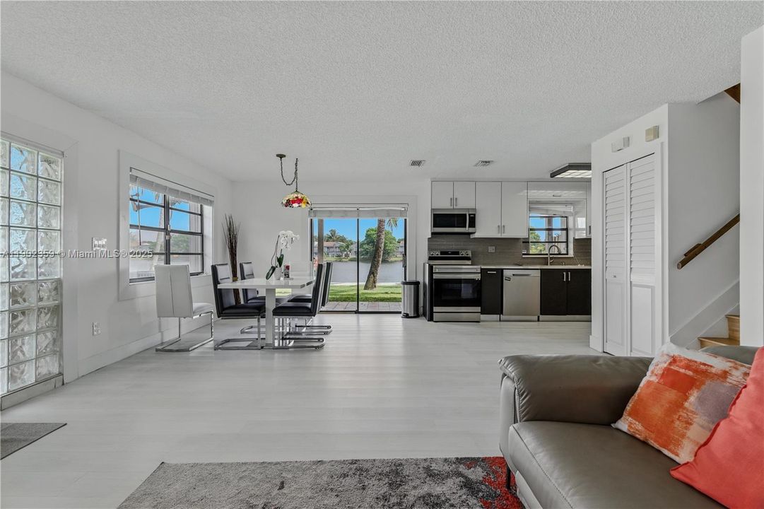 Под контрактом: $2,650 (2 спален, 2 ванн, 1250 Квадратных фут)