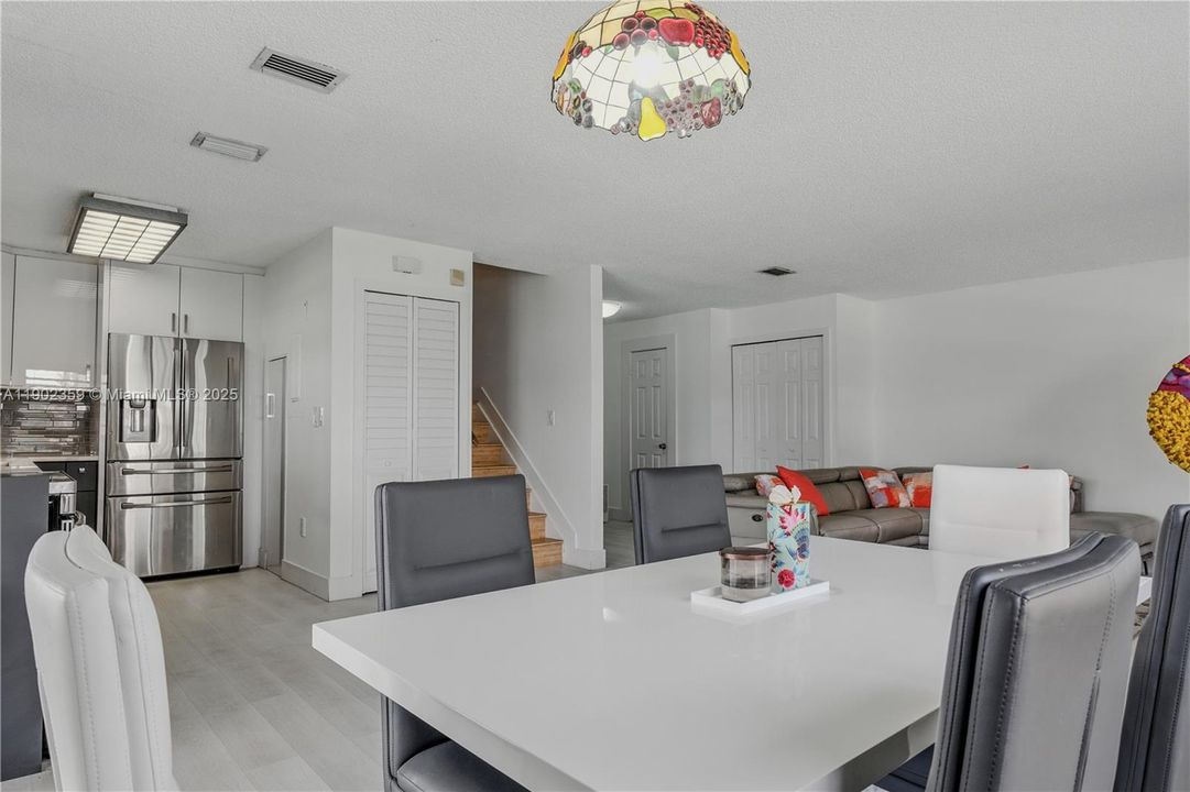 Под контрактом: $2,650 (2 спален, 2 ванн, 1250 Квадратных фут)