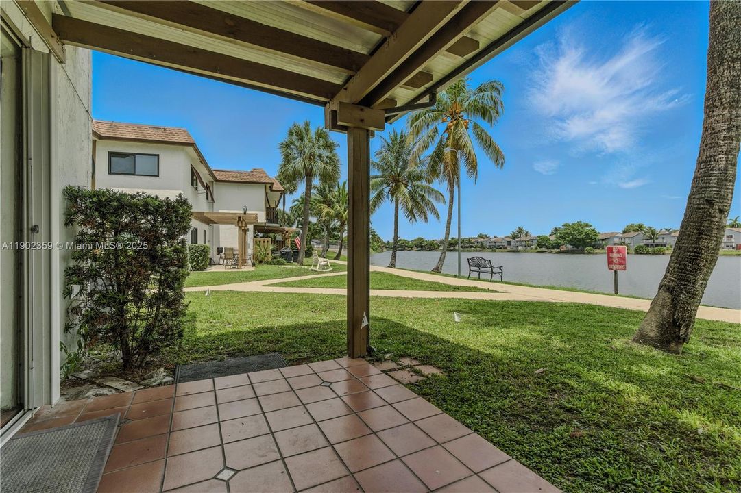 Под контрактом: $2,650 (2 спален, 2 ванн, 1250 Квадратных фут)