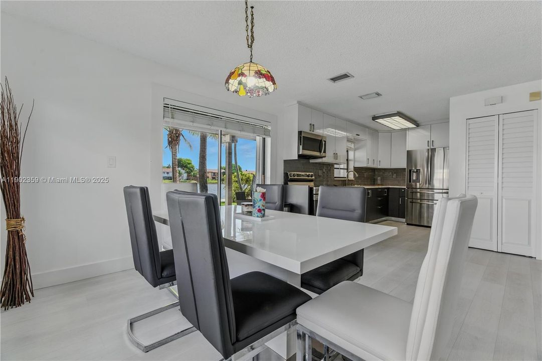 Под контрактом: $2,650 (2 спален, 2 ванн, 1250 Квадратных фут)