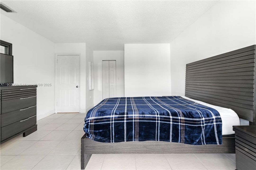 Под контрактом: $2,650 (2 спален, 2 ванн, 1250 Квадратных фут)