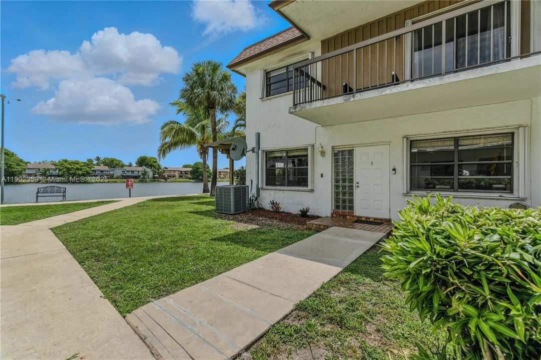 Под контрактом: $2,650 (2 спален, 2 ванн, 1250 Квадратных фут)