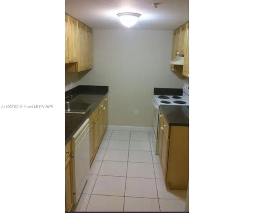 合同活跃: $235,000 (2 贝兹, 1 浴室, 771 平方英尺)