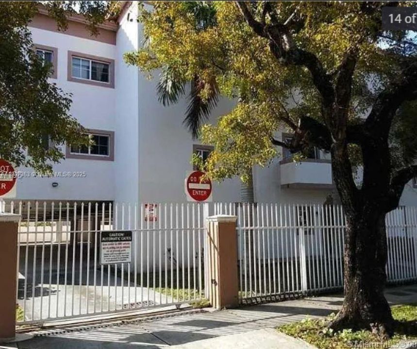 合同活跃: $235,000 (2 贝兹, 1 浴室, 771 平方英尺)