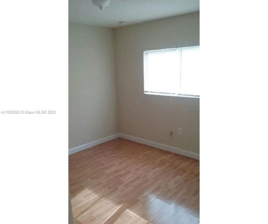 合同活跃: $235,000 (2 贝兹, 1 浴室, 771 平方英尺)