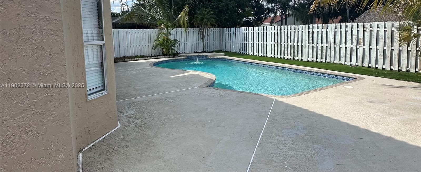 合同活跃: $530,000 (4 贝兹, 2 浴室, 1847 平方英尺)