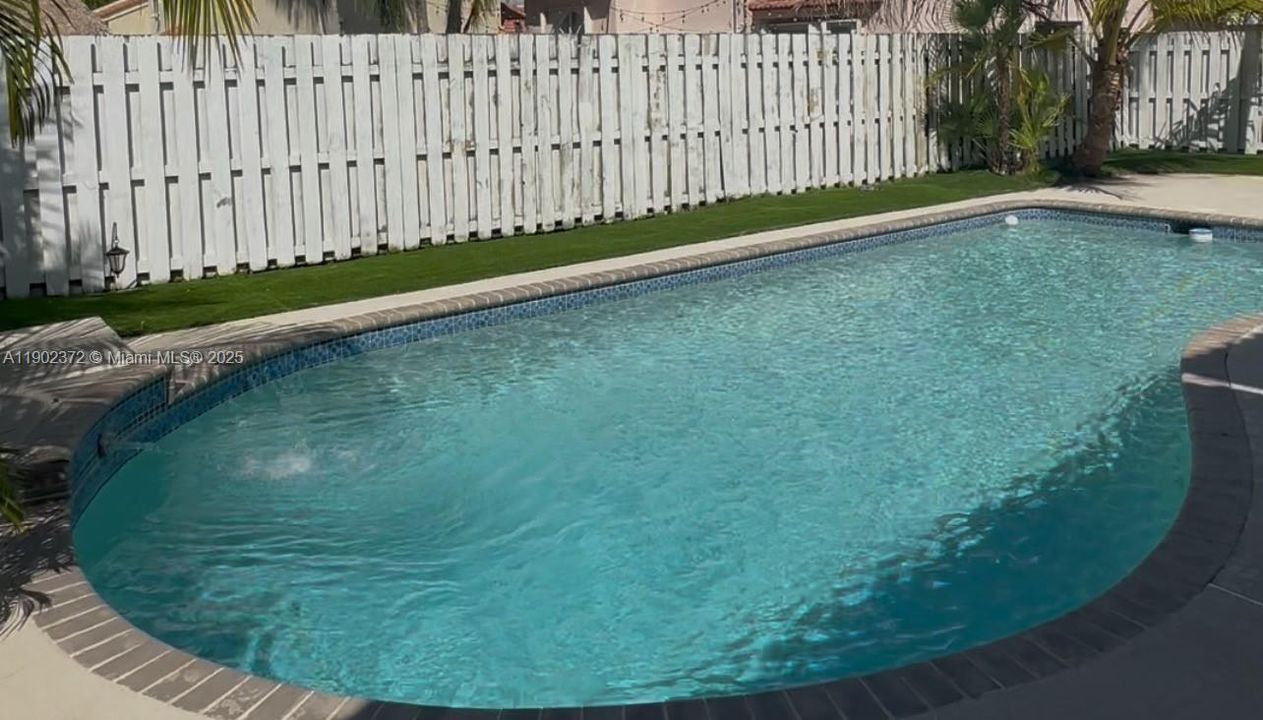 合同活跃: $530,000 (4 贝兹, 2 浴室, 1847 平方英尺)