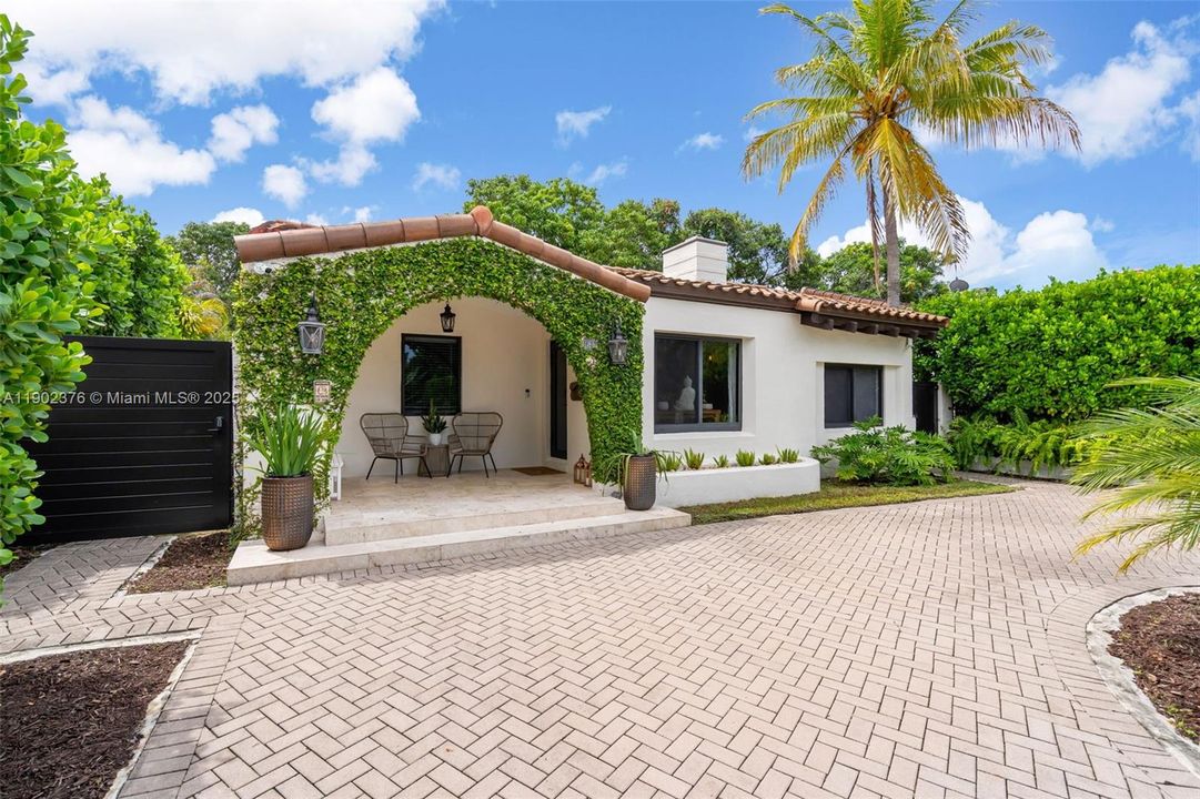 For Rent: $4,850 (3 beds, 3 baths, 2116 Square Feet)