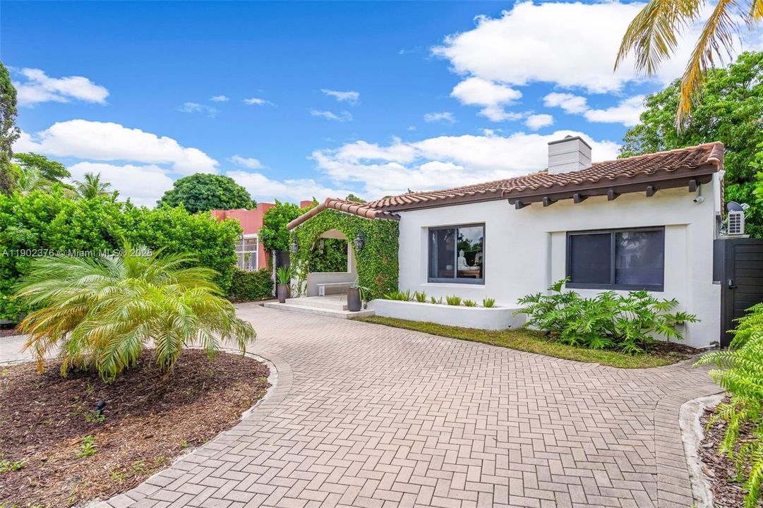 For Rent: $4,850 (3 beds, 3 baths, 2116 Square Feet)