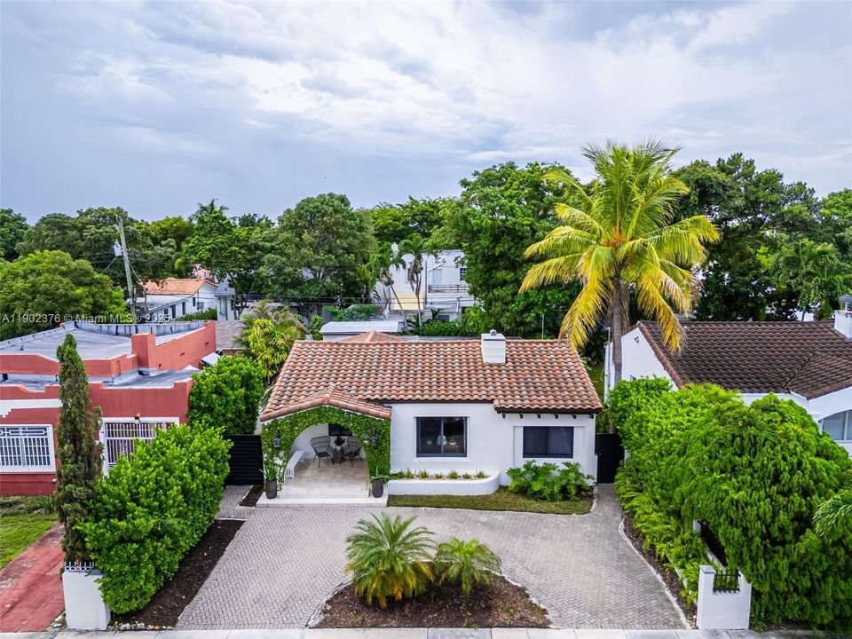 For Rent: $4,850 (3 beds, 3 baths, 2116 Square Feet)