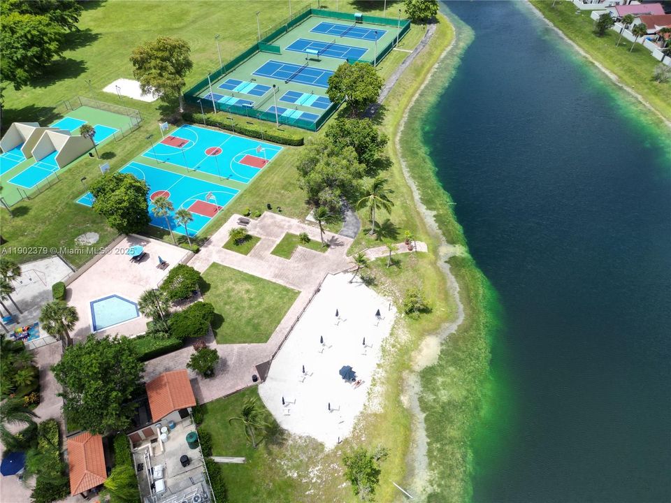 Active With Contract: $559,000 (2 beds, 2 baths, 1524 Square Feet)