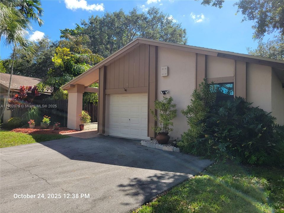 Active With Contract: $559,000 (2 beds, 2 baths, 1524 Square Feet)