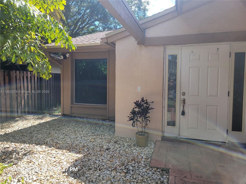 Active With Contract: $559,000 (2 beds, 2 baths, 1524 Square Feet)