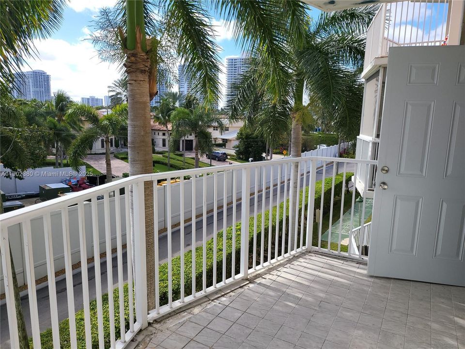 For Rent: $1,850 (1 beds, 1 baths, 850 Square Feet)